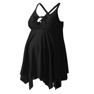 Detailansicht eines schwarzen Umstands-Tankinis mit hoher Taille und weichem Volantsaum