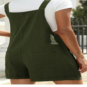 Rückansicht der dunkelgrünen Damen-Latzhose aus Baumwolle und Leinen mit Taschen