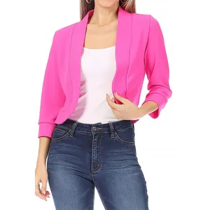 Vue détaillée d'un boléro fuchsia pour femme avec devant ouvert et manches 3/4