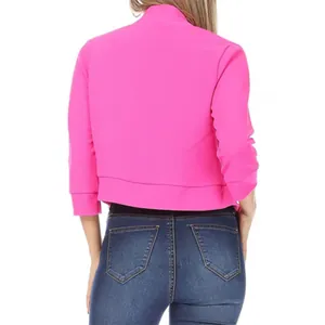 Vue arrière d'un blazer court magenta vif pour femme dans un studio photo.