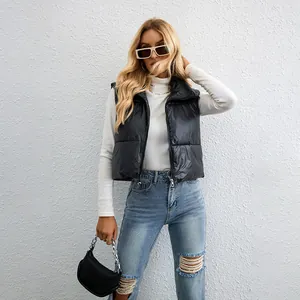 Gilet matelassé noir court pour femme avec col montant haut et coupe ajustée élégante.