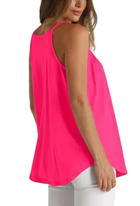 Dettaglio di un top a canotta rosa neon con spalline sottili e un orlo curvo moderno.