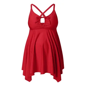 Rotes Umstandsbadekleid mit hoher Taille, Neckholder-Bindung und Ausschnitt-Detail.