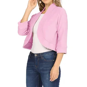 Détail d'un cardigan court rose pour femme avec manches 3/4 et coupe ouverte.