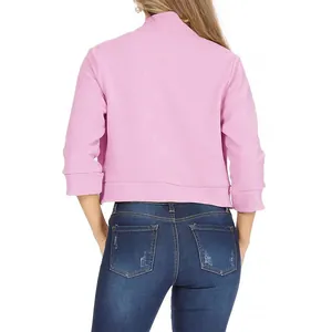 Vue arrière d'un blazer rose élégant à manches courtes pour femme, couleur unie.
