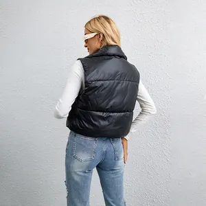 Gilet rembourré noir pour femme avec col montant et fini brillant en situation lifestyle