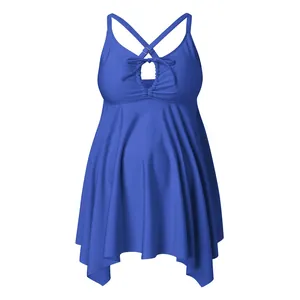 Detail eines blauen Umstands-Tankini-Oberteils mit stilvoller Schleife und gekreuzten Trägern.