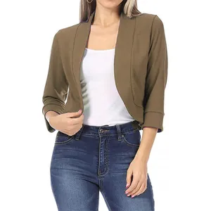 Vue détaillée d'un blazer court vert olive pour femme avec manches 3/4 et coupe ouverte