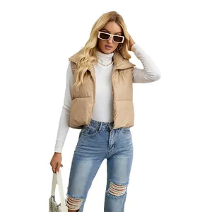 Gilet sans manches court kaki pour femme avec col montant et design matelassé chic