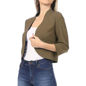 Vue détaillée de la veste boléro courte vert olive pour femme avec manches 3/4.
