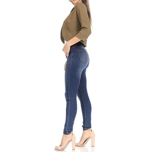 Vue latérale détaillée d'un mannequin portant un blazer court vert olive et un jean bleu