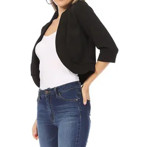 Vue détaillée d'une femme portant un boléro blazer noir court et ouvert sur le devant