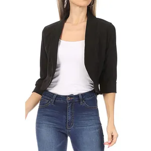 Petit blazer noir ouvert pour femme avec manches trois-quarts et une coupe ajustée élégante