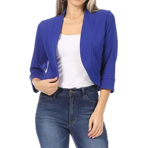Vue détaillée d'un blazer court bleu roi à manches trois-quarts et devant ouvert