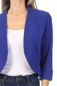 Détail d'un blazer court bleu roi éclatant pour femme avec une coupe ouverte élégante