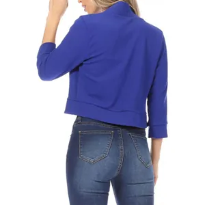 Vue arrière détaillée d'un blazer cintré bleu royal pour femme montrant la coupe ajustée