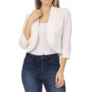 Vue détaillée d'un blazer court blanc à manches trois-quarts et devant ouvert