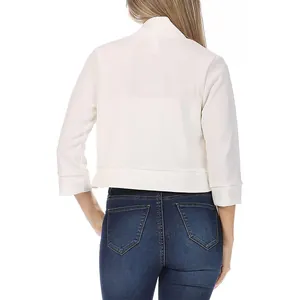 Vue arrière d'un blazer court classique blanc à manches trois-quarts pour femme
