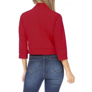 Vue arrière détaillée d'un blazer court rouge élégant pour femme avec manches 3/4