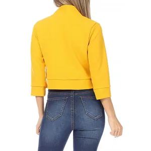 Vue arrière d'un blazer court jaune vif pour femme, coupe élégante et moderne