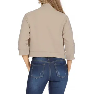 Vue arrière d'un blazer court beige montrant les détails des coutures et manches