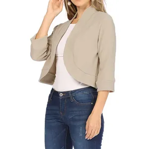 Élégant blazer boléro court beige avec manches trois-quarts et style ouvert sur le devant