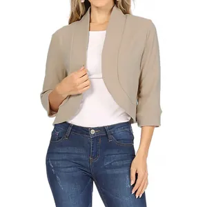 Détail d'un blazer court beige pour femme avec des manches trois-quarts élégantes