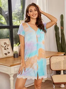 Λεπτομέρεια πολύχρωμου tie-dye φορέματος με λαιμόκοψη V και δαντέλα στο τελείωμα