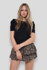 Dettaglio di una minigonna leopardata a balze con elegante design a strati per donna