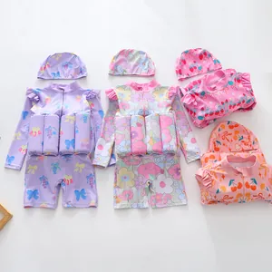 Detailansicht der langärmeligen Kinder-Schwimmanzüge mit Blumen- und Fruchtmustern
