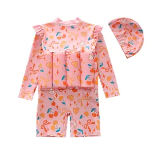 Rosa Langarm-Schwimmhilfe-Badeanzug für Mädchen mit Kirschmuster und passender Kappe