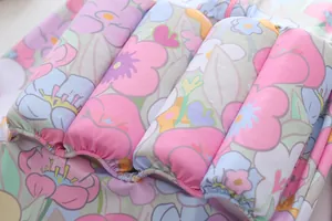 Nahaufnahme von rosa Blumenmuster und Auftriebsschaum-Einsätzen bei Mädchen Badeanzug
