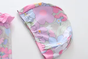 Nahaufnahme einer Kinder-Blumenbadekappe mit leuchtend rosa und lila Mustern.