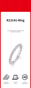 Primer plano de un anillo de eternidad de moissanita brillante en plata de ley S925 premium