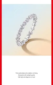 Detalle del anillo eternity de plata S925 con piedras de moissanita brillantes y chapado en oro