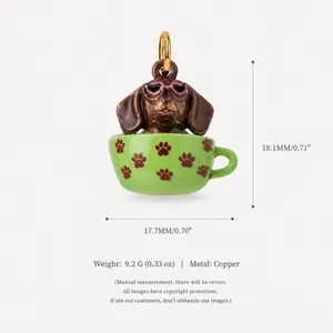 Pendentif détaillé chien en cuivre dans une tasse avec empreintes de pattes, émail