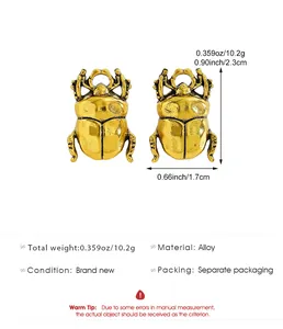 Orecchini a forma di scarabeo in lega dorata dimensioni e specifiche del materiale.