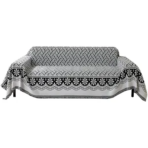 Nordische Sofa-Überwurfdecke in Schwarz-Weiß mit Blumenmuster und dekorativen Fransenrand