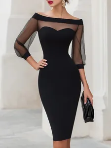 Dettaglio dell'elegante abito midi nero con spalle scoperte e maniche in rete velata