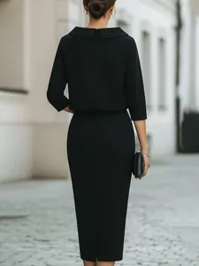 Vue arrière d'un élégant ensemble deux pièces noir chic avec jupe crayon et haut