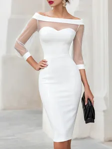 Dettaglio di un elegante abito bianco con spalle scoperte e maniche in velo trasparente