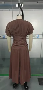 Gedetailleerd achteraanzicht van een bruine maxi-jurk met plooien en gerimpelde taille op een pop