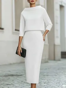 Ensemble deux pièces chic blanc urbain avec haut à col bateau et jupe midi crayon