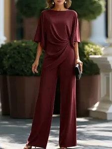 Elegante completo bordeaux a due pezzi con top drappeggiato e pantaloni a gamba larga