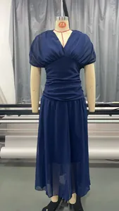 Gedetailleerd vooraanzicht van een donkerblauwe jurk met V-hals en plooien op een mannequin.