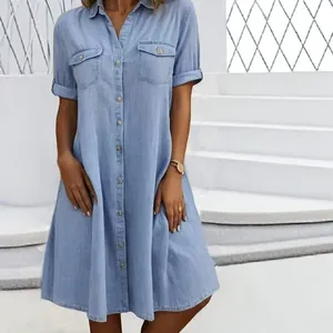 Elegantes hellblaues Jeans-Hemdkleid mit halben Ärmeln und vorderer Knopfleiste