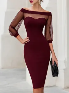 Vista dettagliata di un elegante abito bordeaux con spalle scoperte e maniche a rete