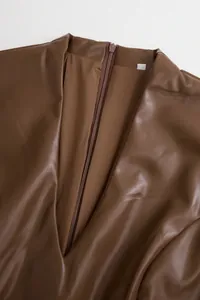 Vue macro détaillée de la robe en similicuir marron avec une fermeture éclair au dos