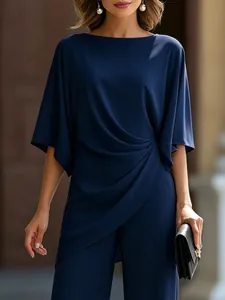 Elegante completo a due pezzi blu navy con top drappeggiato e pantaloni larghi.