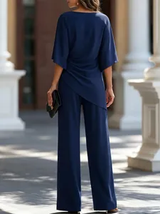 Elegante completo due pezzi blu navy con top asimmetrico e pantaloni a gamba larga